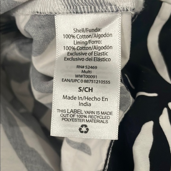 Free Asembly Black and White Floral Women's Top - Picture 8 of 8